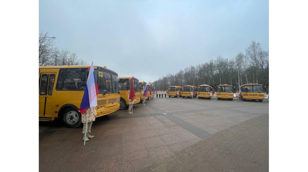 Школам Брянской области передали 15 автобусов