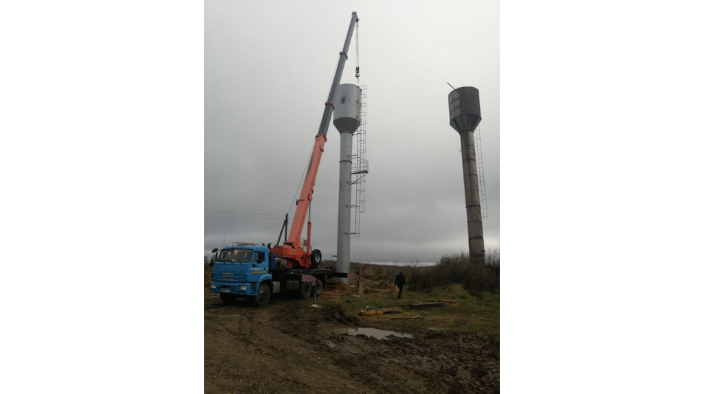 В селе Полужье установили новую водонапорную башню