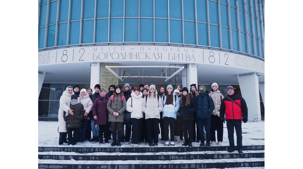 Брянские школьники вместе с матерью героя СВО посетили новогоднюю Москву