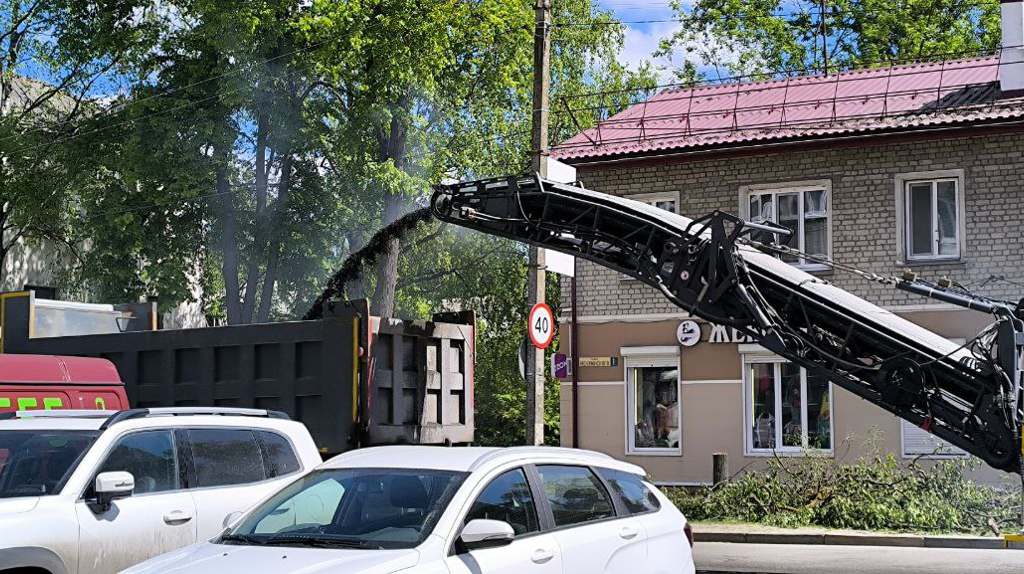 На улице Менжинского в Брянске срезают старый асфальт