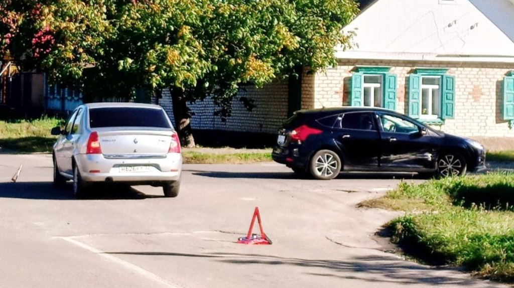 В Клинцах два водителя не поделили дорогу на перекрестке