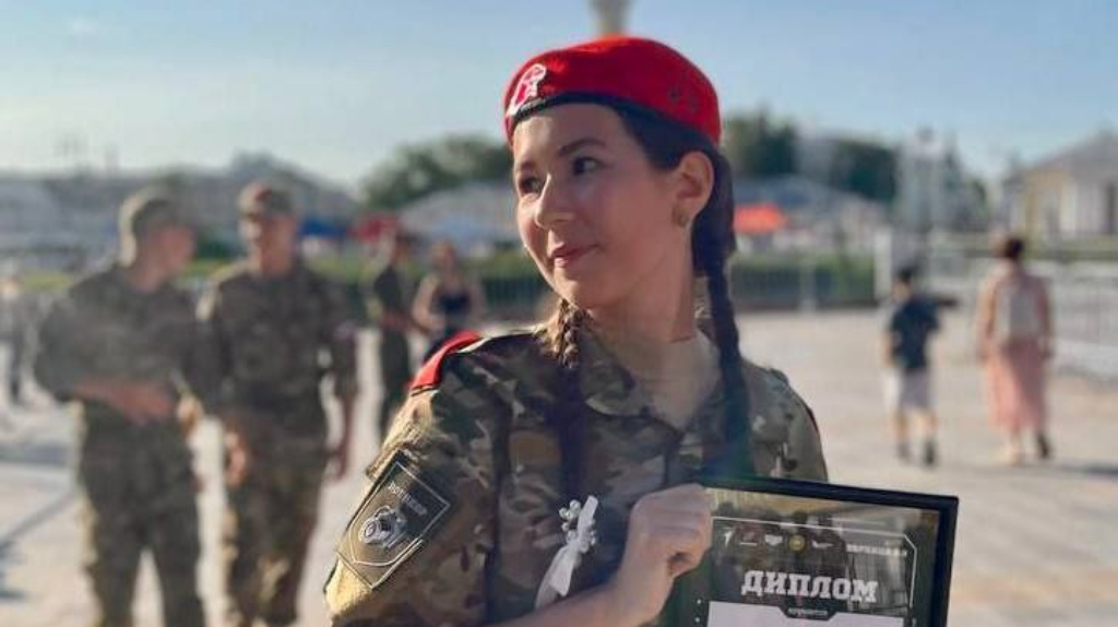 Брянская школьница вошла в тройку лучших юных военкоров ЦФО