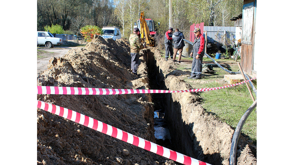 В брянском поселке Суземка прокладывают водопровод по улице Молодежной