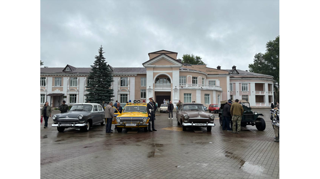 В брянском поселке Белые берега День молодежи отметили выставкой ретромобилей