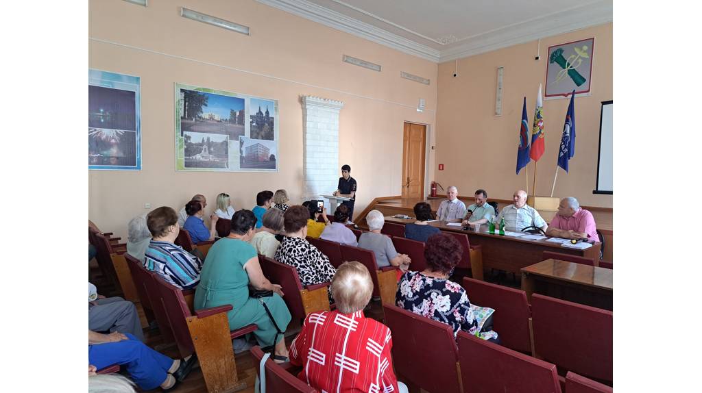 В Новозыбкове на собрании совета ветеранов провели беседу по ПДД 
