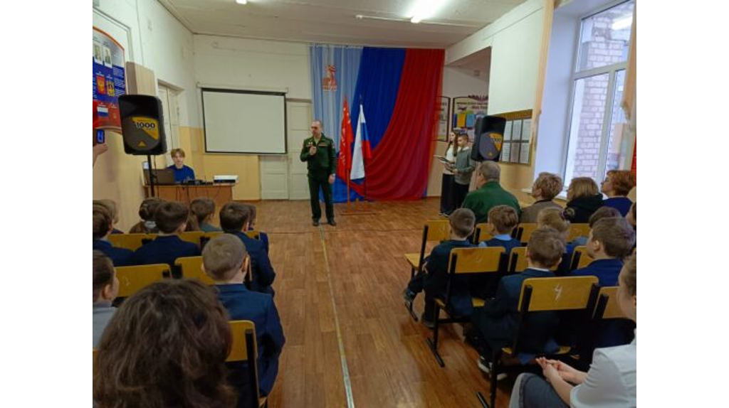 Почепские школьники встретились с бойцом СВО Андреем Щербаковым