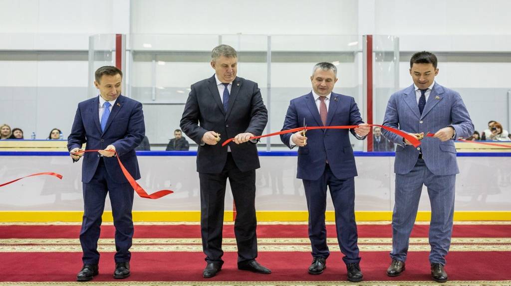 Брянский губернатор принял участие в открытии ледовой арены в Гомельской области