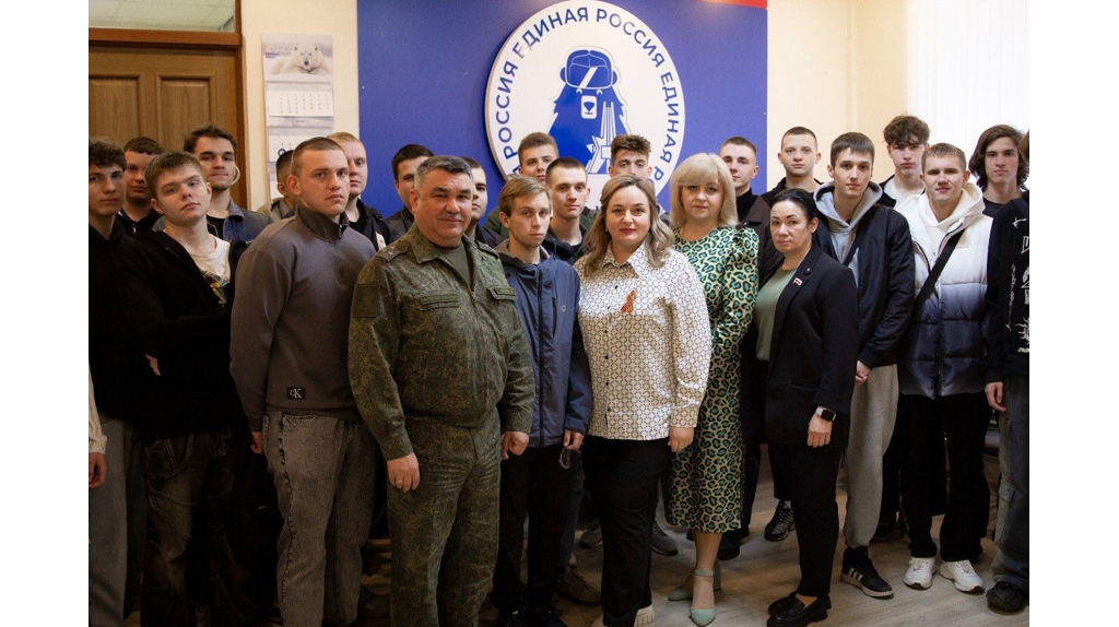 Военный комиссар Брянской области Ильфат Абзалов пообщался со студентами 