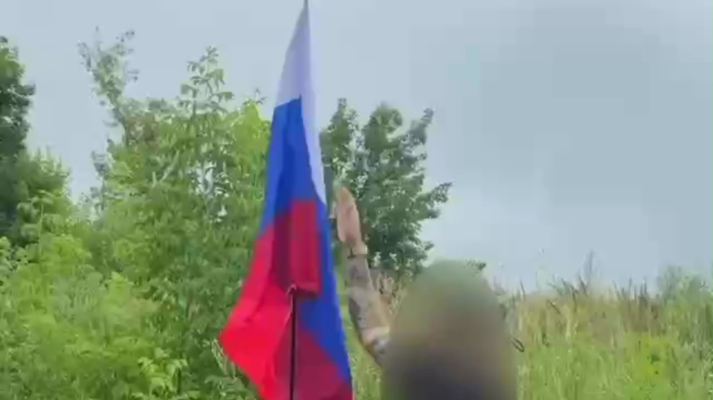 Брянские бойцы водрузили флаг России над украинским селом Гремяч