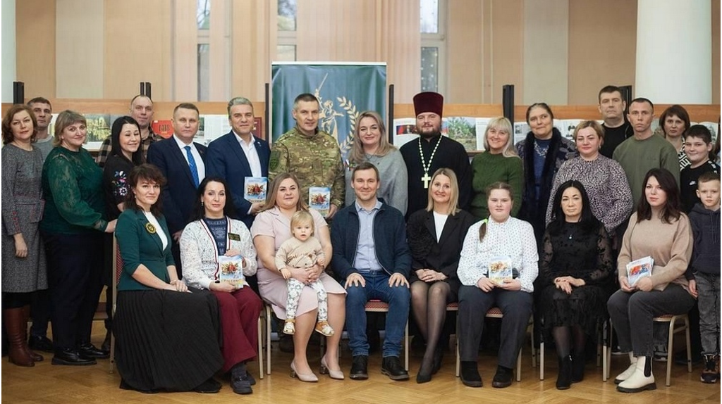 В Брянской областной библиотеке прошел литературно-музыкальный вечер «Строка поэта о героях»