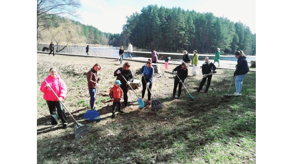 В Унече навели порядок в парке имени Уральских добровольцев