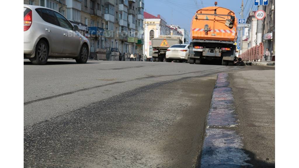 В Брянске продолжается весенняя уборка улиц после зимы