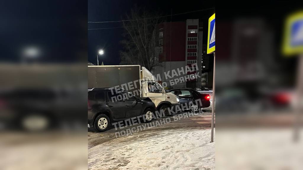 Возле «Салюта» в Брянске внедорожник врезался в грузовик