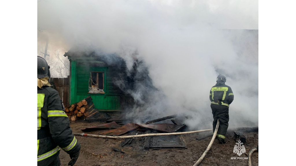 В брянской деревне Тростань огонь уничтожил жилой дом