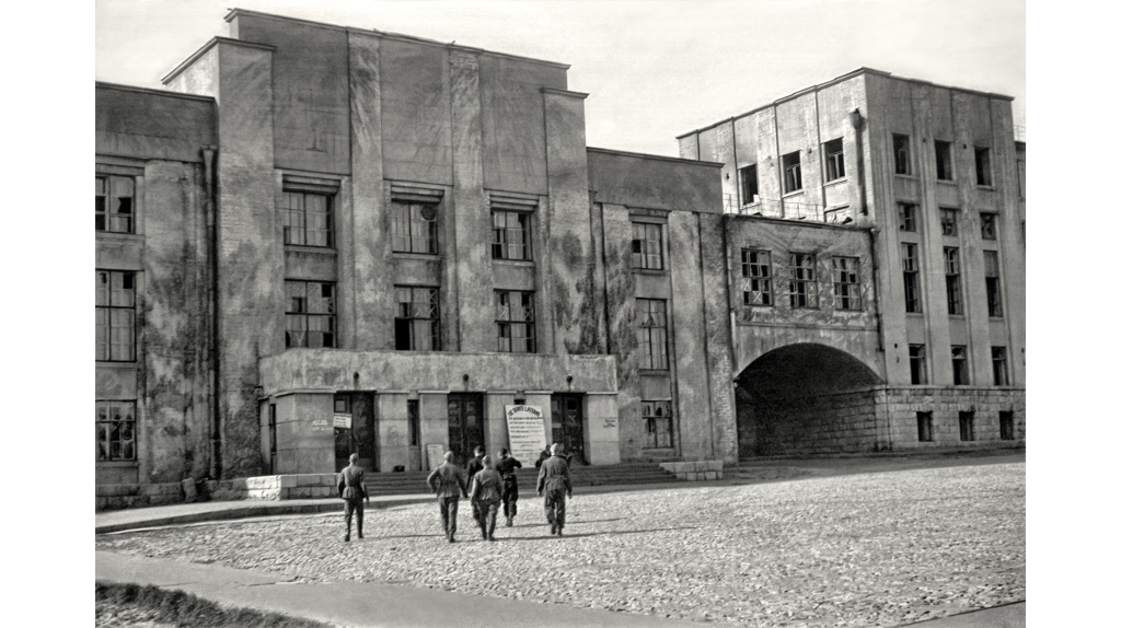В Брянске показали сделанное в 1942 году фото драмтеатра