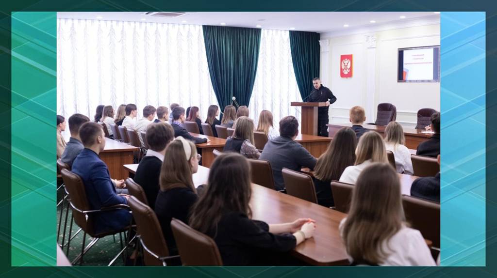 В Брянске состоялся «Открытый диалог» студентов с героем России Андреем Фроленковым
