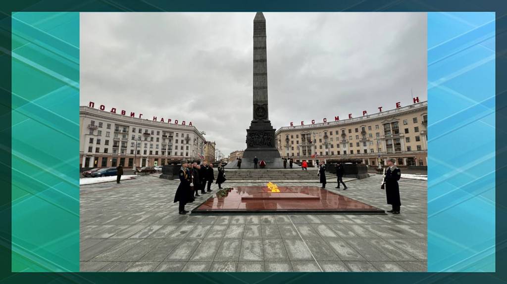 Брянский губернатор почтил память советских солдат у 40-метровой стелы в Минске