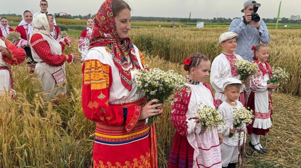 На выставке «День Брянского поля» провели обряд зажина первого снопа