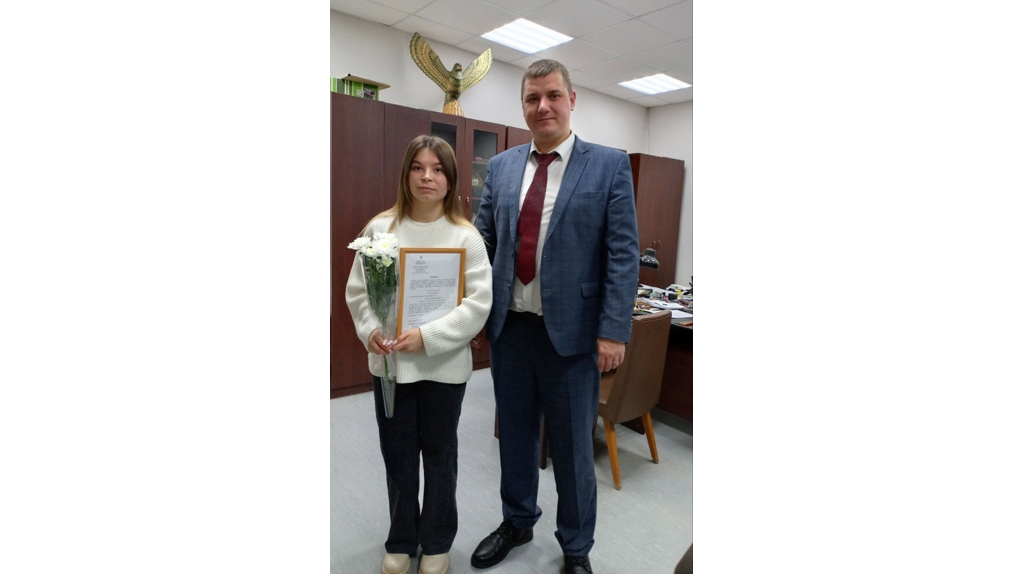 Сироте из брянского поселка Климово торжественно вручили жилищный сертификат