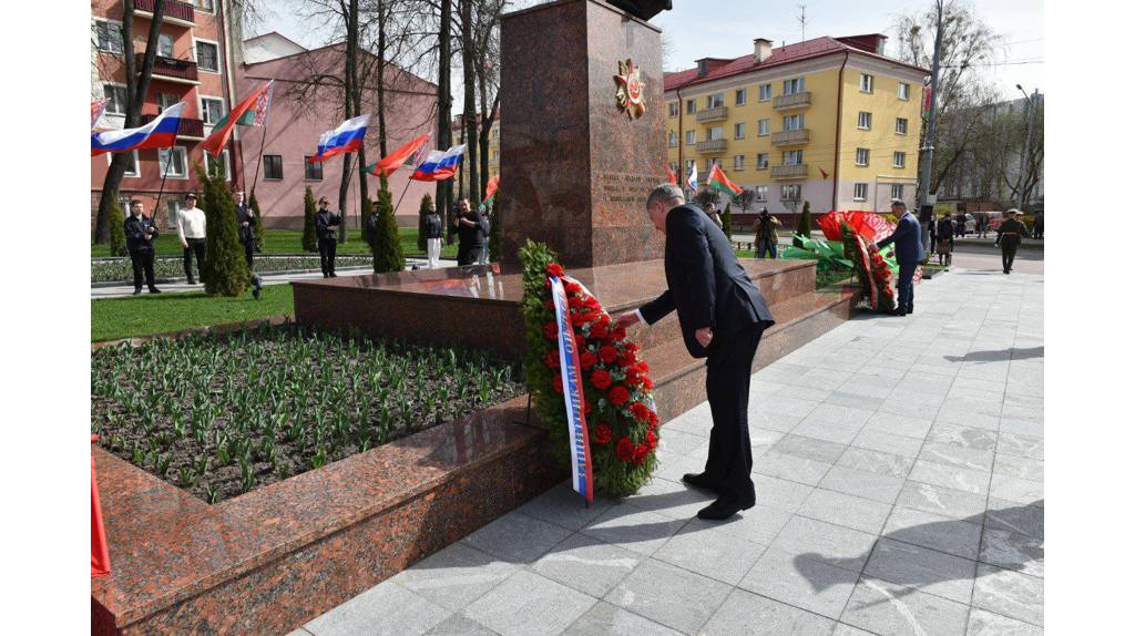 Брянский губернатор возложил цветы к мемориалу воинам в центре Гомеля