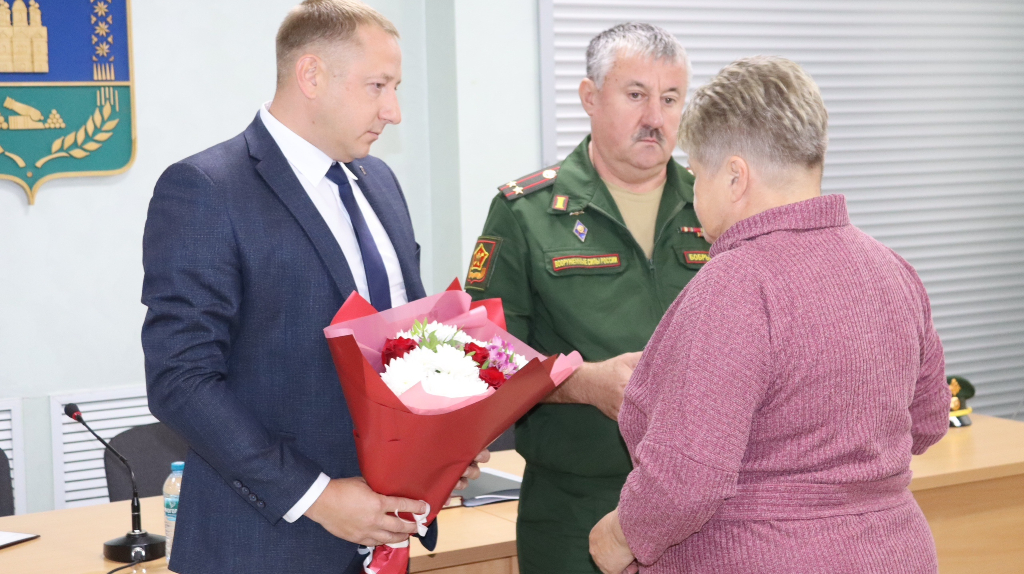 В Брянском районе семьям героев СВО передали награды