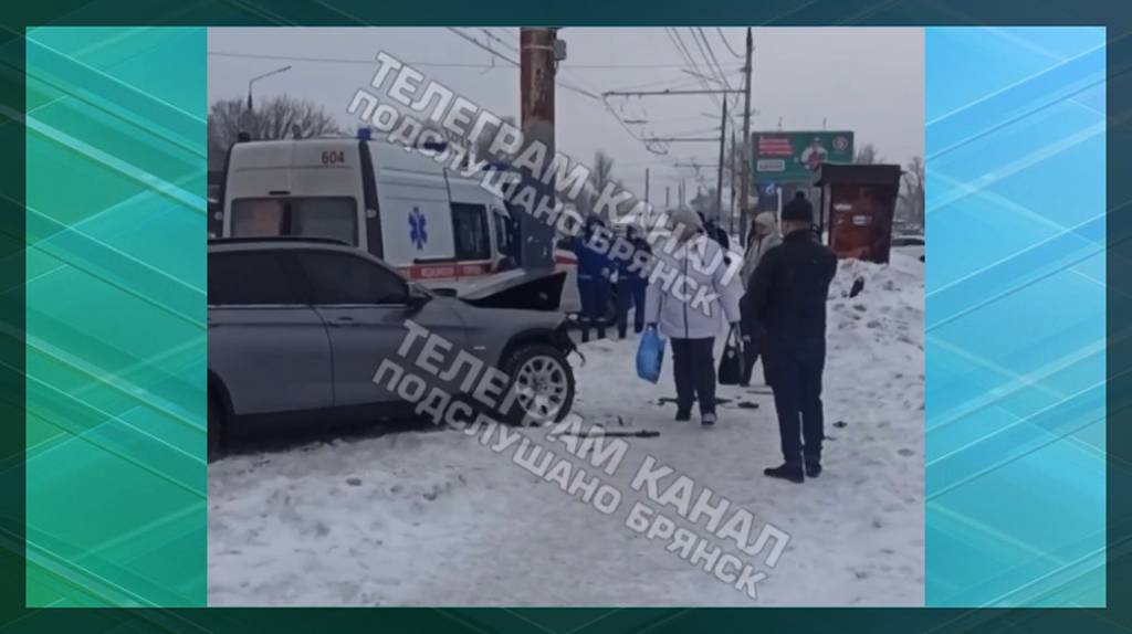 В Брянске на Телецентре легковушка врезалась в столб