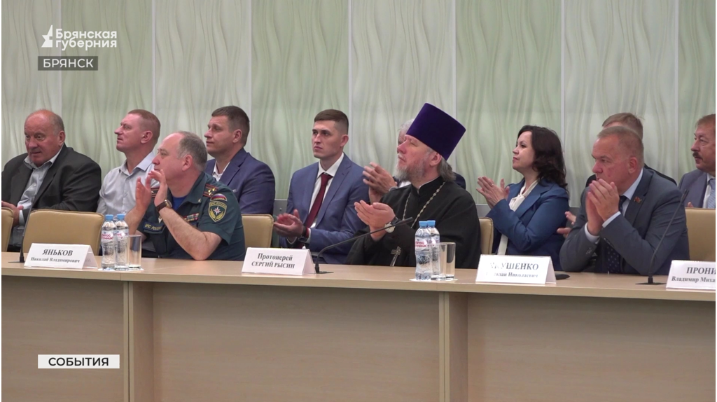 Отличившимся брянцам вручили награды в областном правительстве