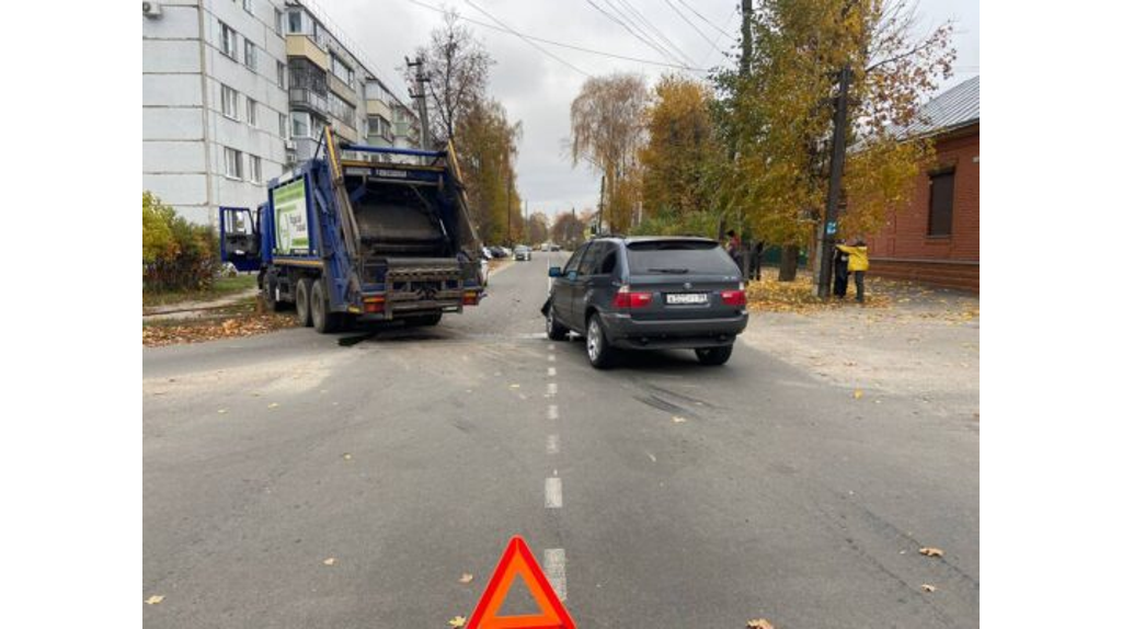 В Новозыбкове на перекрестке не поделили дорогу BMW и мусоровоз