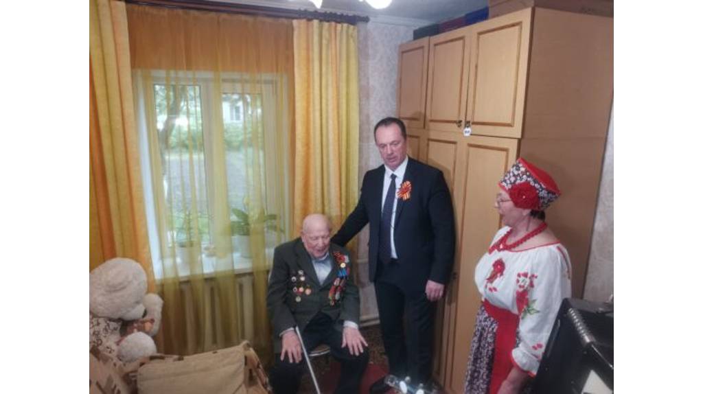 В Брянске ветерана войны Александра Мельникова поздравили с Днём Победы
