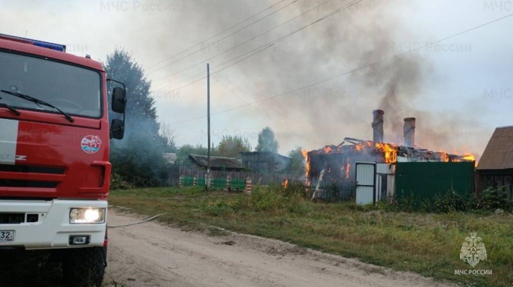 В новозыбковском селе сгорели два дома и две хозпостройки