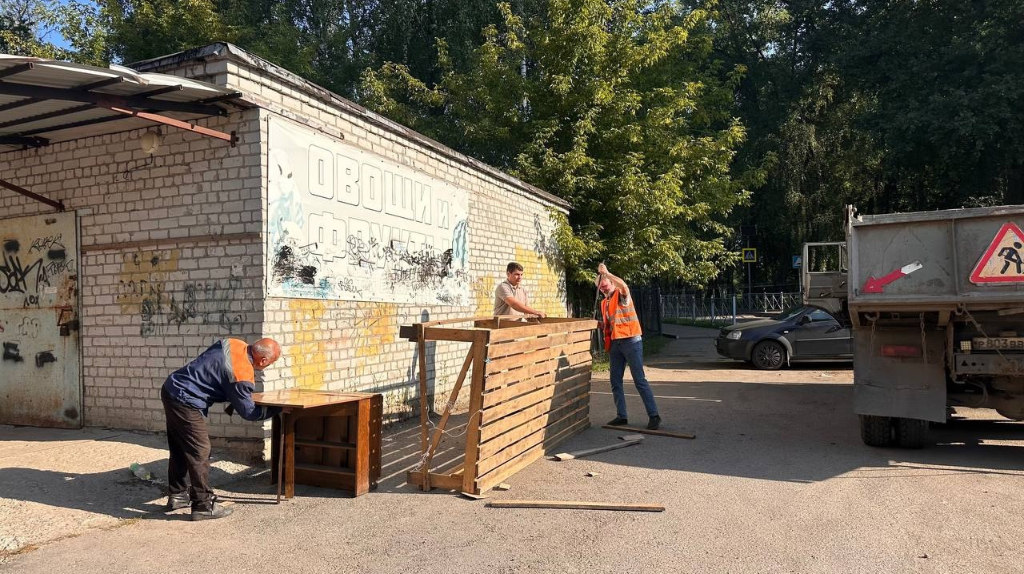 В Брянске снесли незаконные торговые прилавки и стеллажи