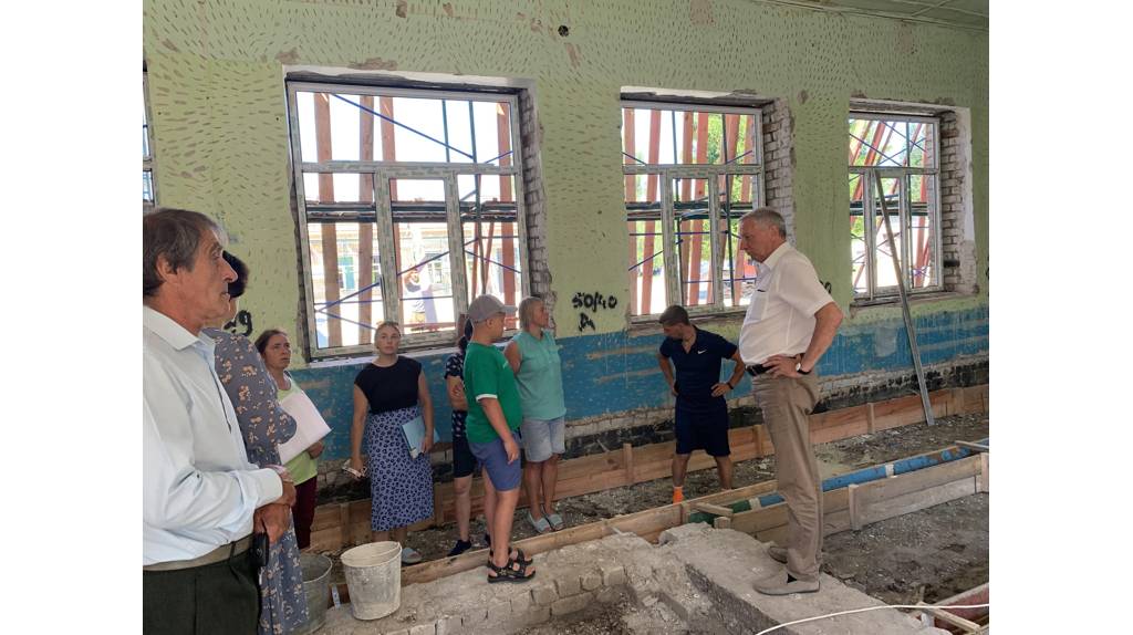 В брянском селе Остроглядово продолжается капремонт школы