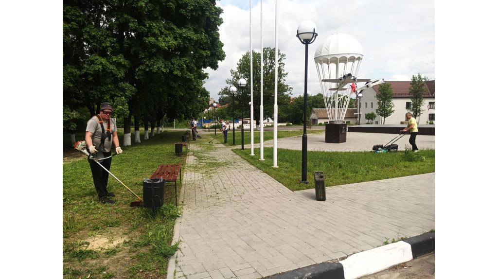 В Клинцах десантники навели порядок у памятного комплекса воинам ВДВ