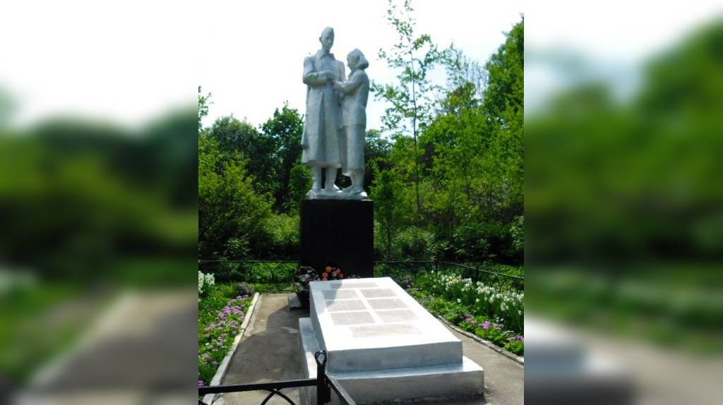 В Дубровском районе следят за состоянием скульптур на двух братских могилах 