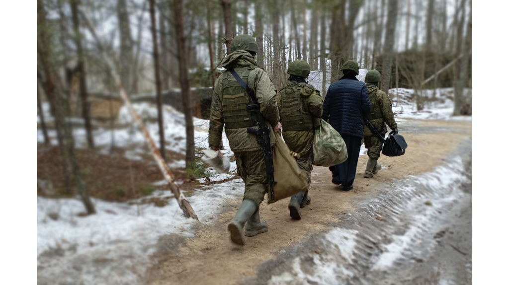 Священник и волонтеры Выгоничского благочиния посетили бойцов СВО в приграничье