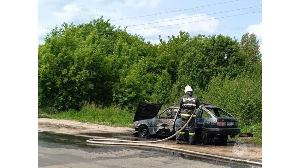 В Дубровке сгорел легковой автомобиль
