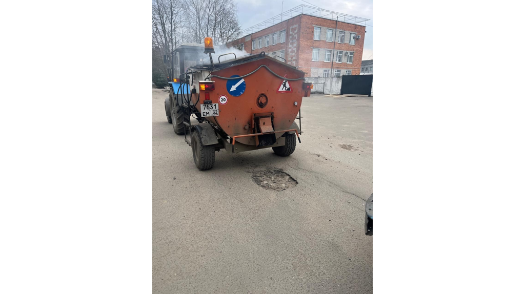 В Клинцах продолжается ямочный ремонт после зимы
