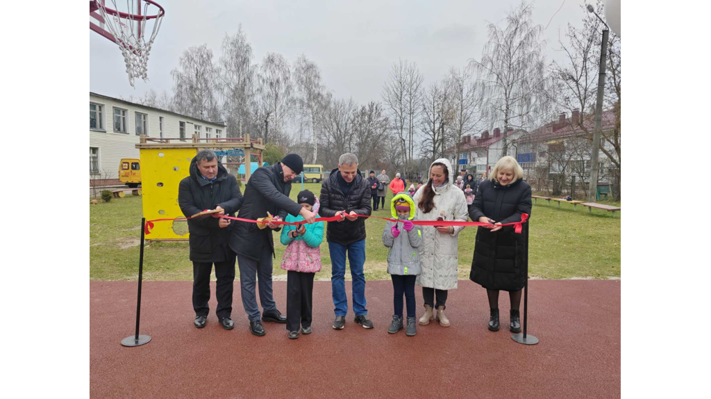 В Дятьково открыли современную спортивную воркаут-площадку