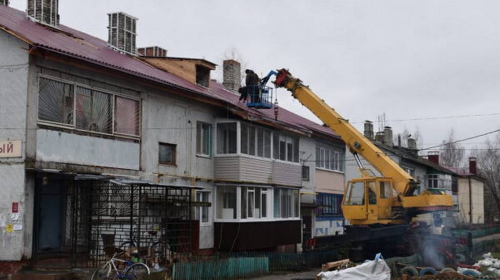 В селе Жирятино ремонтируют кровлю дома по улице Ленина