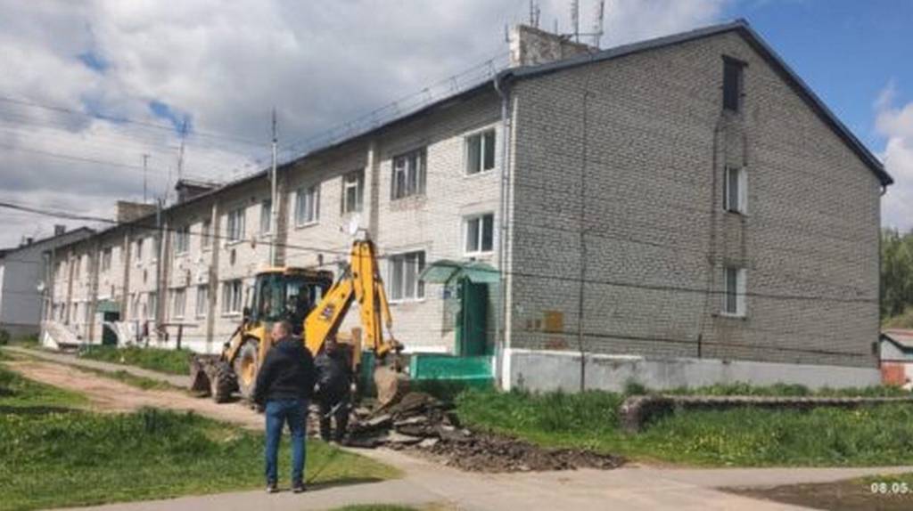 В брянском посёлке Рогнедино начали благоустраивать двор