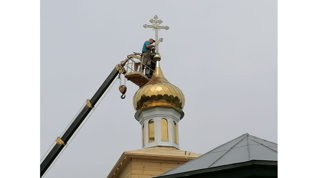 На храме в брянском селе Медведово засияли новые купол и крест
