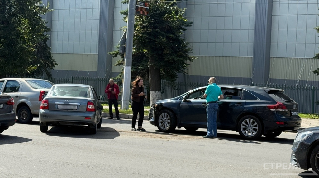 В Брянске на Красноармейской в ДТП попали два автомобиля