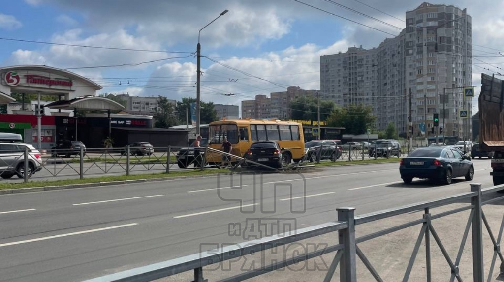В Брянске на проспекте Московском легковушка врезалась в детский автобус