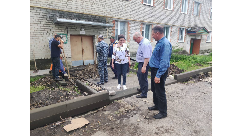 В Погаре завершают благоустройство двух дворов