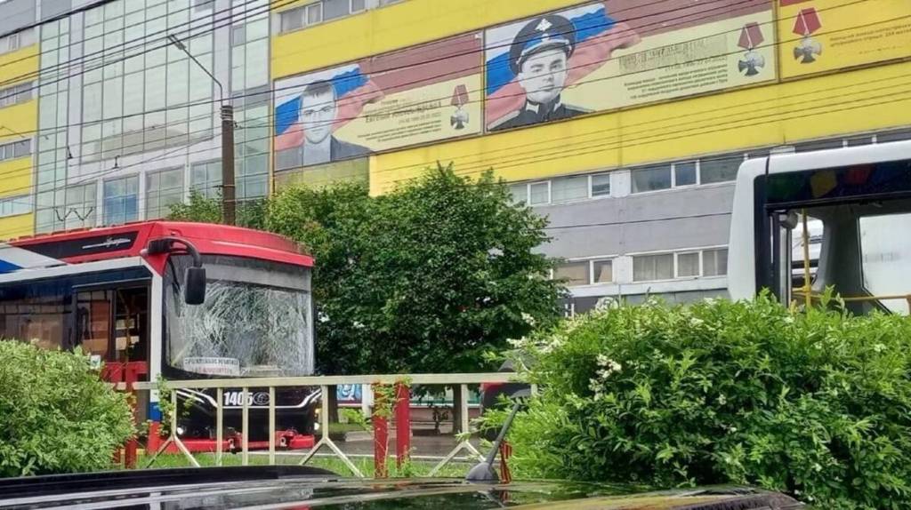 В Брянске возле ТЦ «Мельница» «Адмирал» врезался в автобус