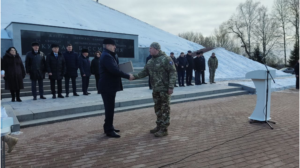 Батальону «БАРС-Брянск» торжественно вручили машины и рации