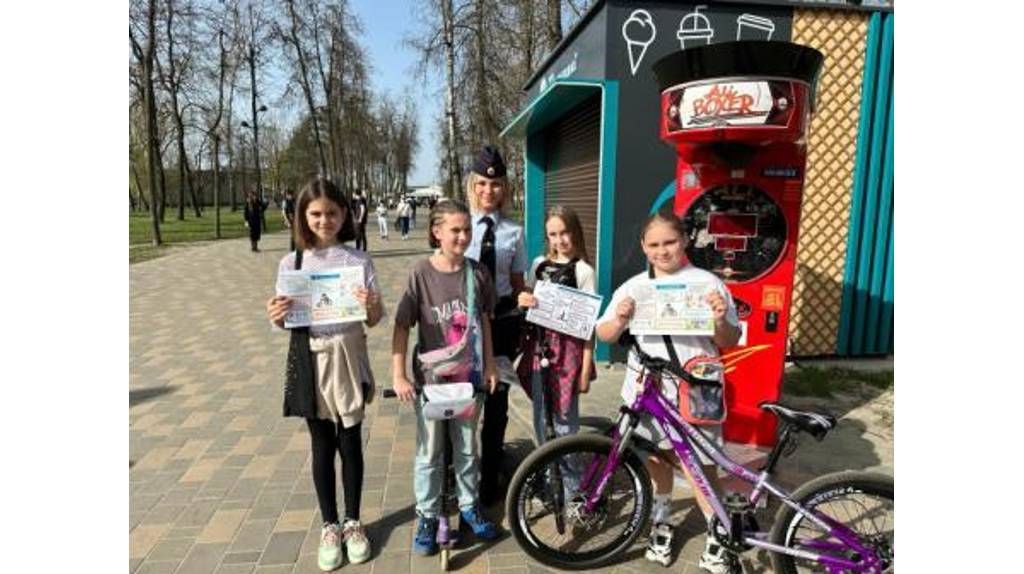 В Брянске автоинспекторы рассказали детям о правилах вождения самокатов и велосипедов
