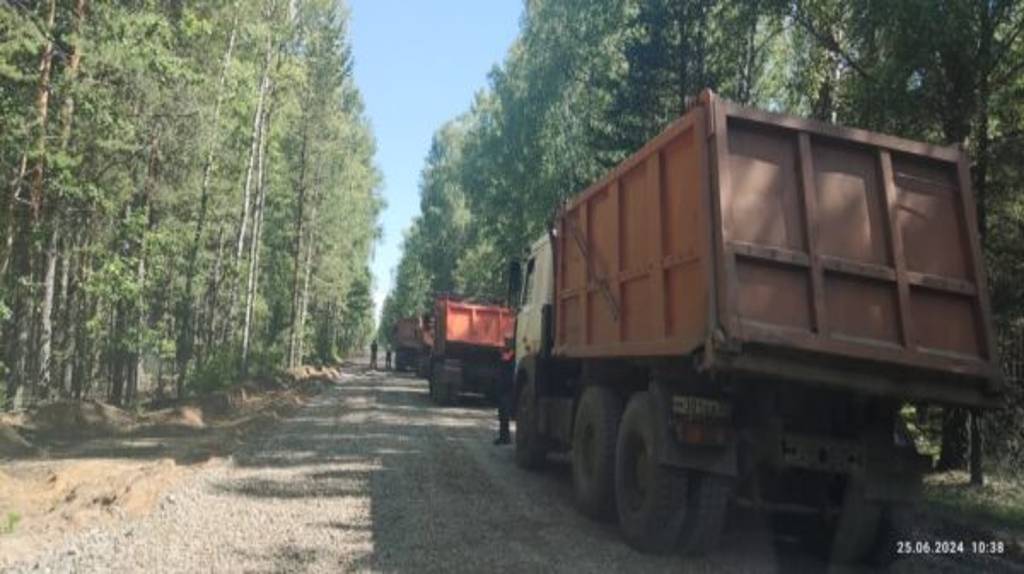 В Рогнединском районе ремонтируют дорогу до границы с Калужской областью 