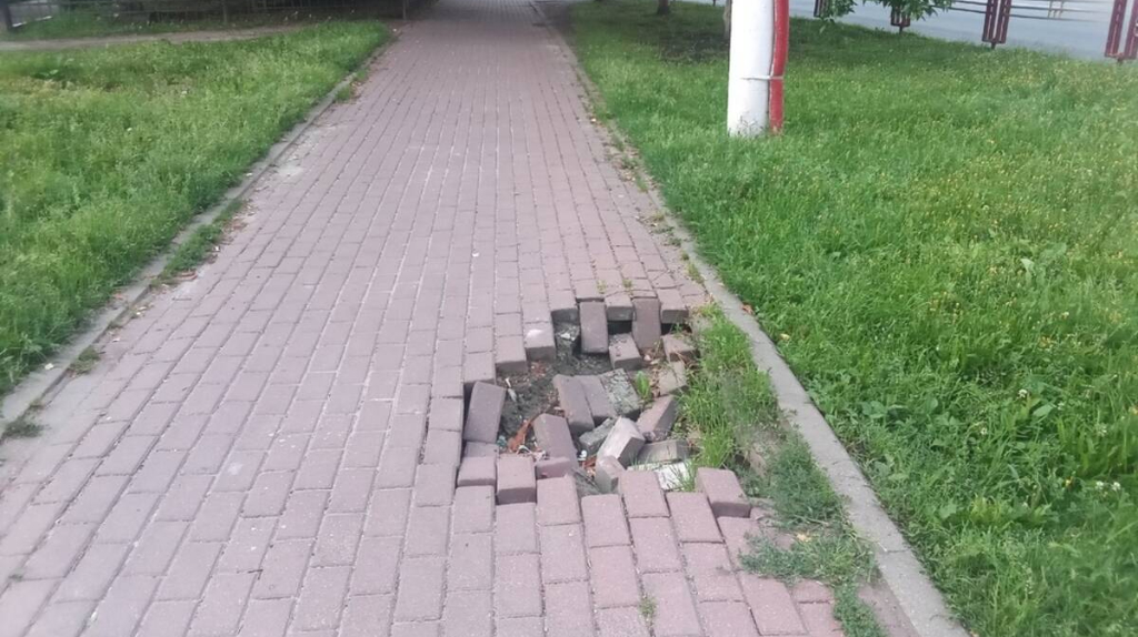 Возле школы №1 в Брянске обрушился тротуар