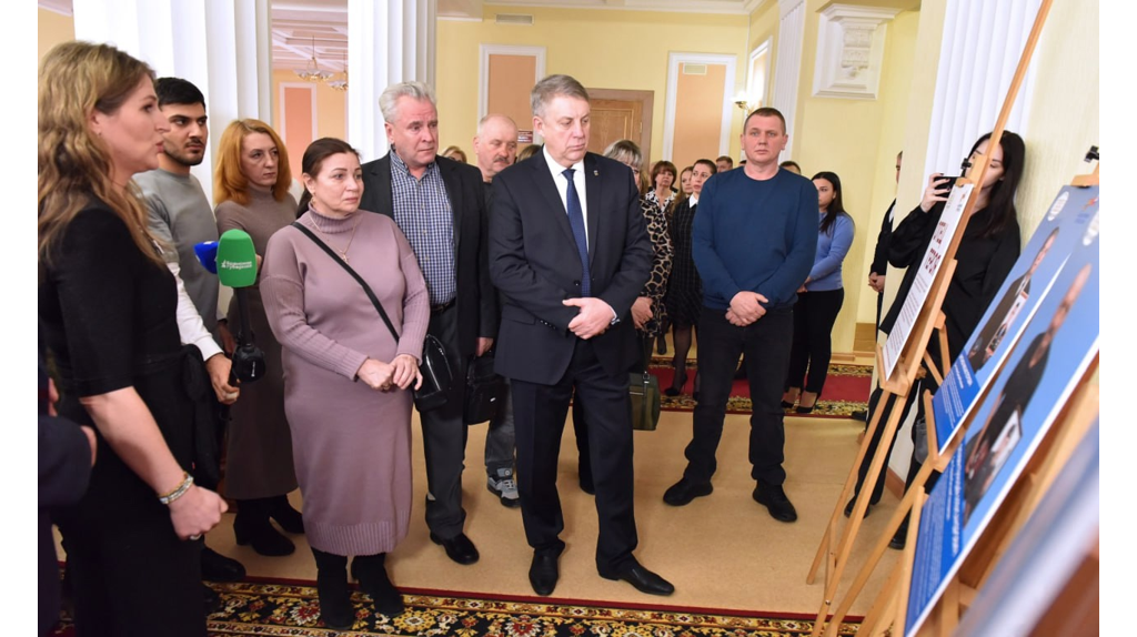 В Брянской областной думе открылась выставка «Отец Героя»